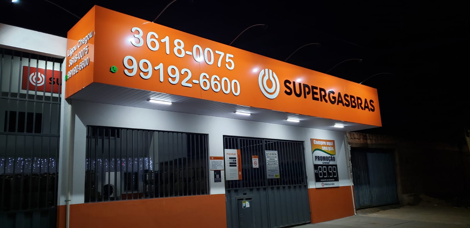 Fachada da loja à noite